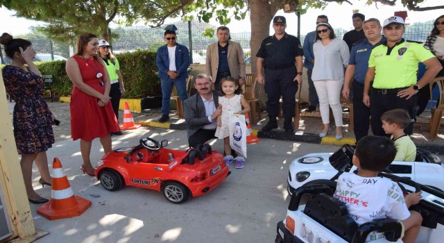 Kumlucada minik öğrencilere akülü arabalarla uygulamalı trafik eğitimi verildi