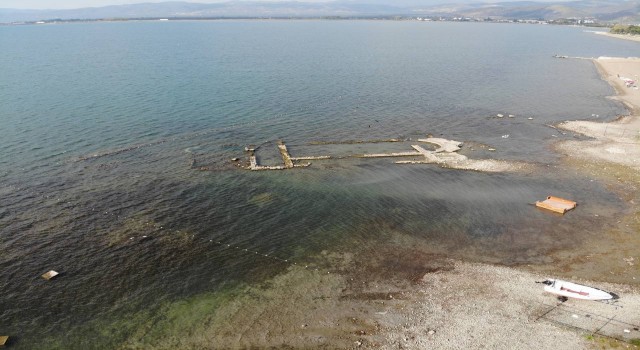 Kuraklık vurdu...2 bin yıllık tarihi bazilika resmen su üzerine çıktı