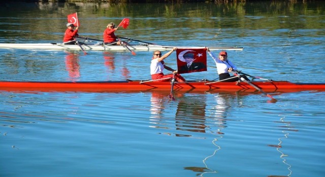 Kürekçiler Cumhuriyet bayramı için gösteri yaptı
