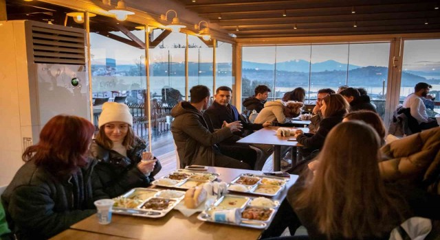 Kuşadası Belediyesinden üniversitelilere ücretsiz akşam yemeği