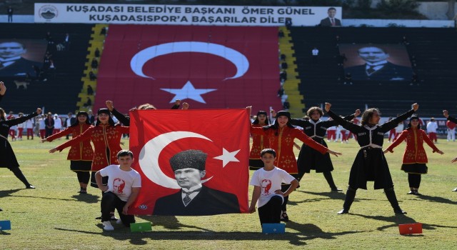 Kuşadasında Cumhuriyet Bayramı kutlamalarına yoğun ilgi