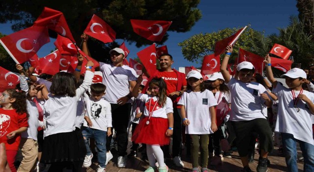 Kuşadasında Cumhuriyet Çocukları Spor Şenliği yapıldı