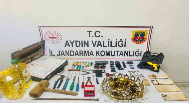 Kuşadasında suç makineleri jandarmaya takıldı