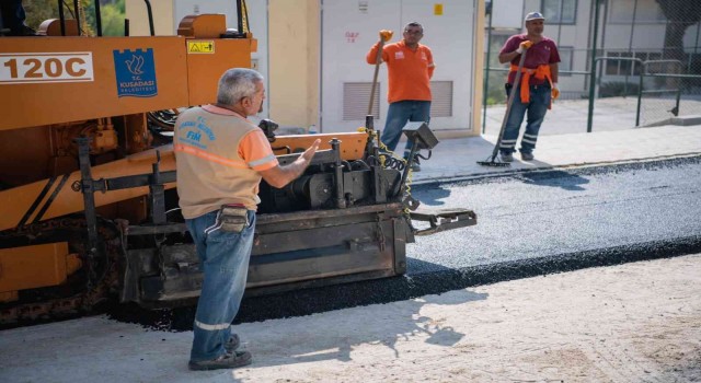 Kuşadasında yol yapım çalışmaları sürüyor