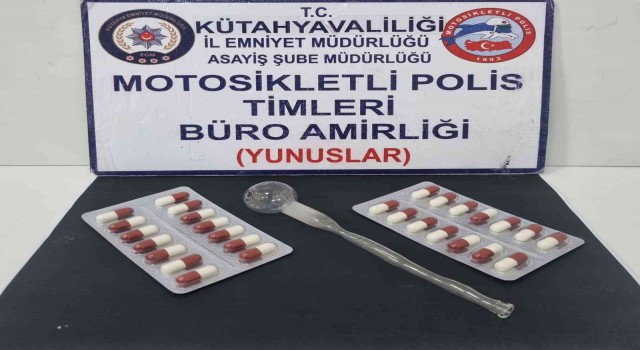 Kütahyada çalıntı motosikletin üzerindeki 2 kişide uyuşturucu bulundu
