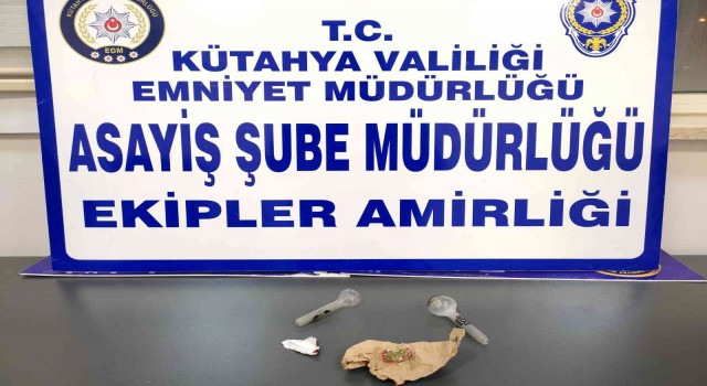 Kütahyada iki kişinin üzerinde uyuşturucu bulundu