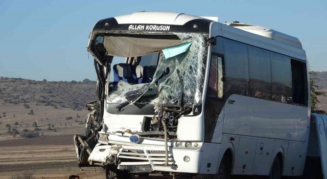 Kütahyada işçi servisi ile pancar yüklü traktör çarpıştı: 13 yaralı