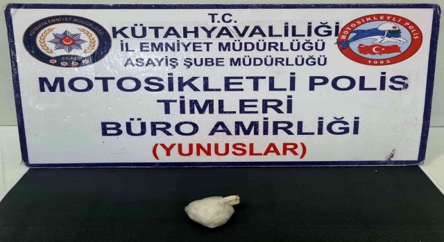 Kütahyada Yunus Timleri bir kişinin üzerinde uyuşturucu ele geçirdi
