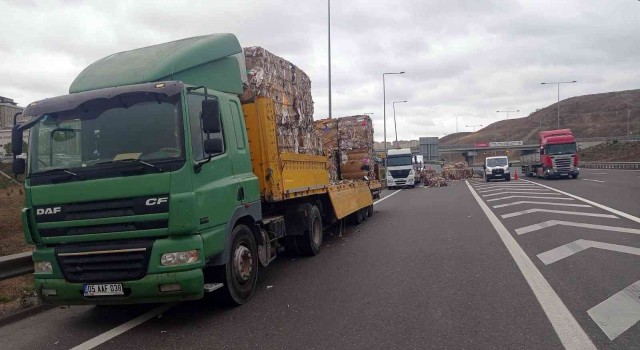 Kuzey Marmara Otoyolunda seyir halindeki tırdan atık malzemeler yola savruldu