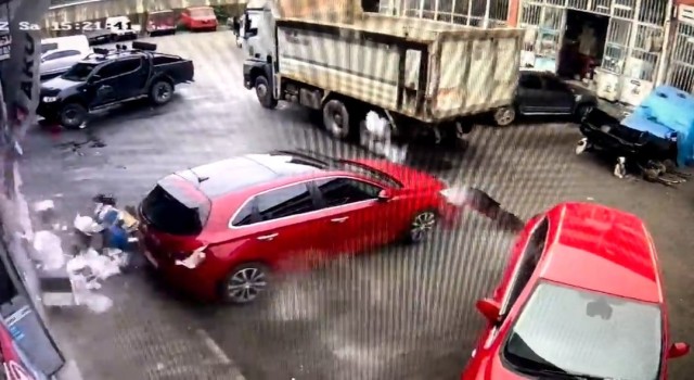 Lastiği patlayan kamyon park halindeki aracın aksamlarını paramparça etti