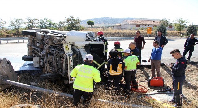 Lastiği patlayan süt kamyoneti yan yattı: 1 yaralı