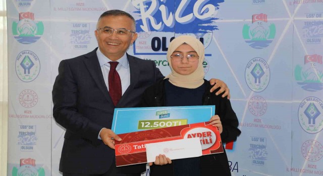 LGSde Rizeyi tercih eden öğrencilere ödül verildi