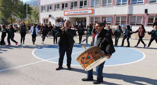 Liselilerden okul bahçesinde davullu-zurnalı halay keyfi