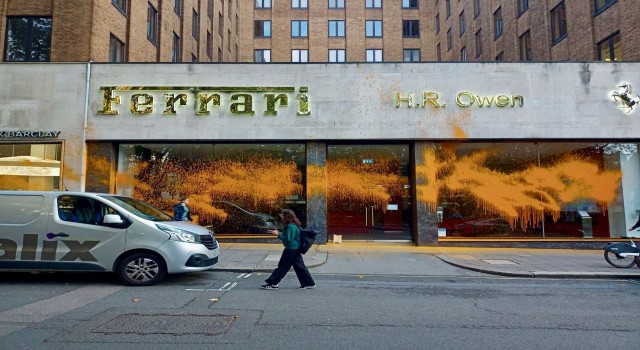 Londrada çevre aktivistlerinden lüks araç galerilerine boyalı saldırı