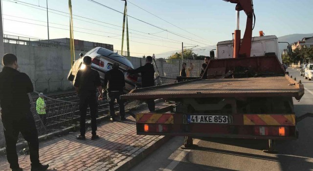 Lüks otomobil tren raylarına uçtu, seferler iptal edildi