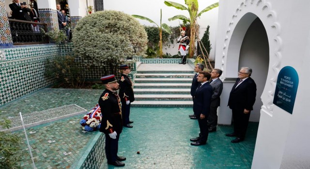 Macron, Paristeki Büyük Camiiyi ziyaret etti