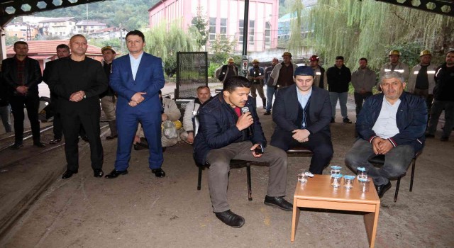 Maden işçileri şehit arkadaşları için dua etti