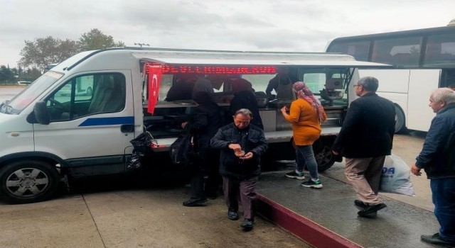 Maden şehitleri için otobüs terminalinde lokma dağıtıldı