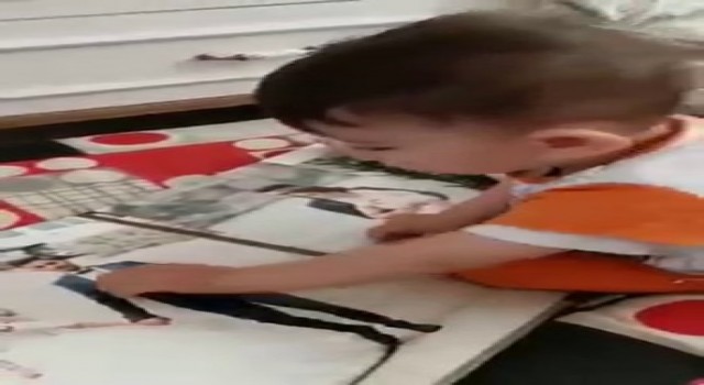 Madende şehit düşen babasının fotoğrafını böyle sevdi