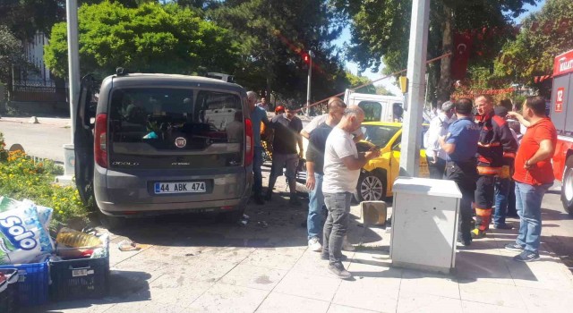 Malatyada hafif ticari araç otomobille çarpıştı: 6 yaralı