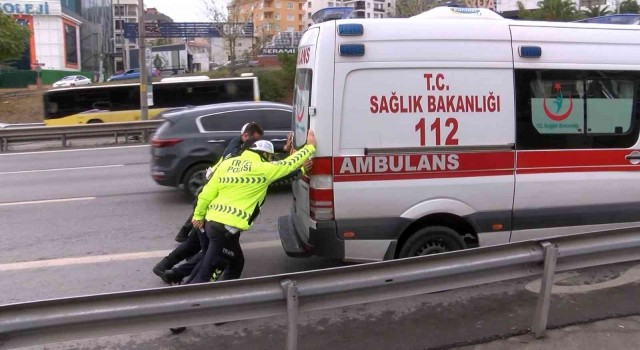 Maltepede ambulans ile otomobil çarpıştı: 3ü sağlık personeli 4 yaralı