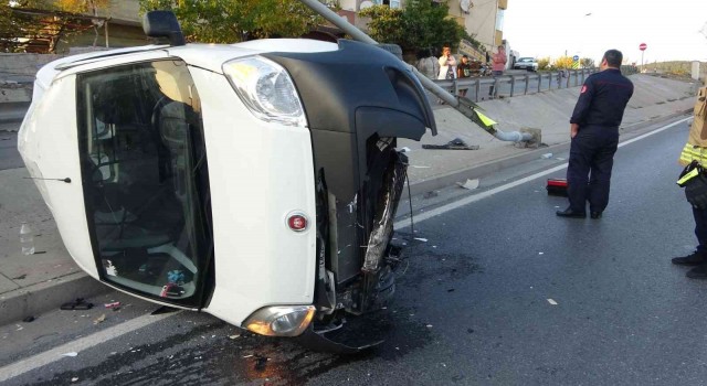 Maltepede çekçekçiye çarpmamak için manevra yapan araç direğe çarpıp yan yattı