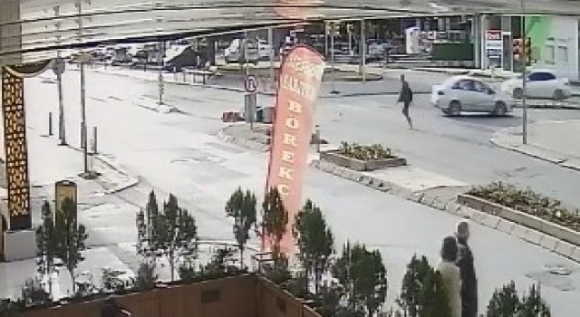 Maltepede kırmızı ışıkta geçti, motokuryeye çarpıp kaçtı
