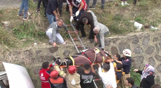 Maltepede otomobil dereye uçtu: 4 yaralı