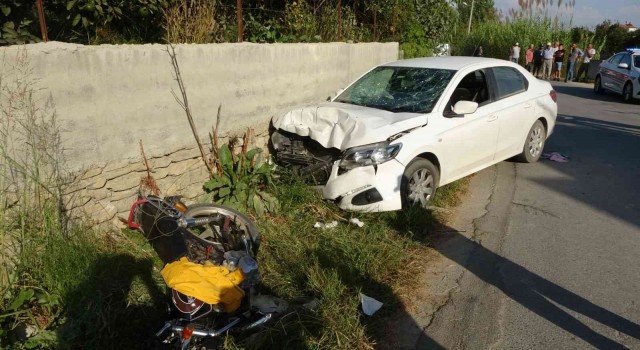 Manavgatta motosiklet ile otomobil çarpıştı: 4 yaralı