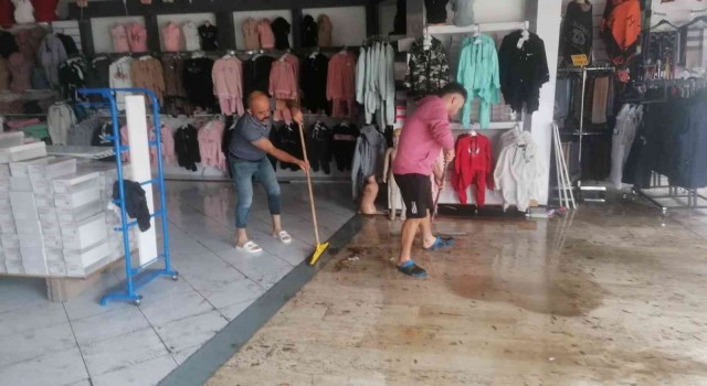 Manavgatta sağanak yağmur ve dolu etkili oldu