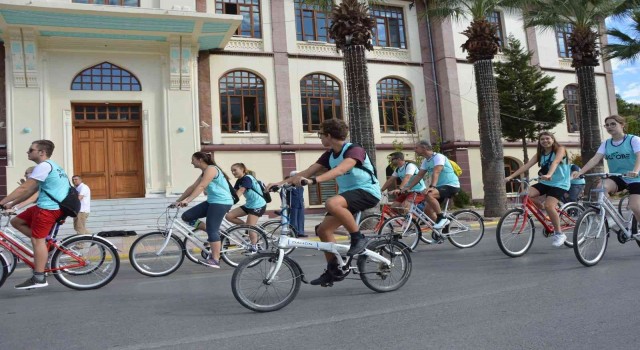 Manisada 6 ülkenin öğrencileri iklim değişikliğine dikkat çekmek için pedal çevirdi