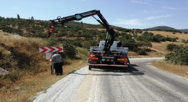 Manisada bin 823 kilometrelik yolda trafik levha çalışmaları tamamlandı