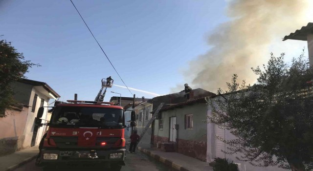 Manisada ev yangını