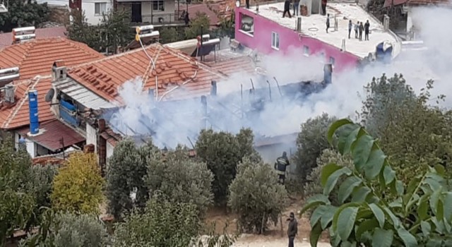 Manisada iki katlı ahşap evde yangın