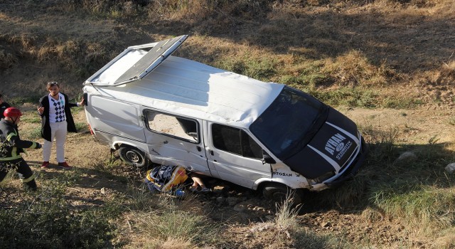 Manisada ticari araç şarampole yuvarlandı: 1 yaralı