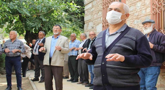 Manisalılar yağmur için ellerini semaya açtı