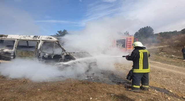 Mantar toplamak için ormana gittiler, park halindeki minibüsleri alev alev yandı