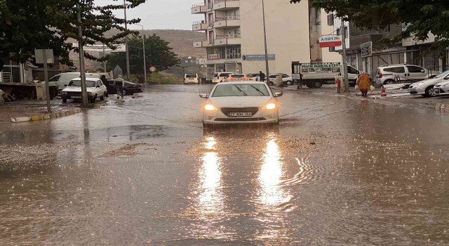 Mardinde şiddetli yağmur yolları göle çevirdi