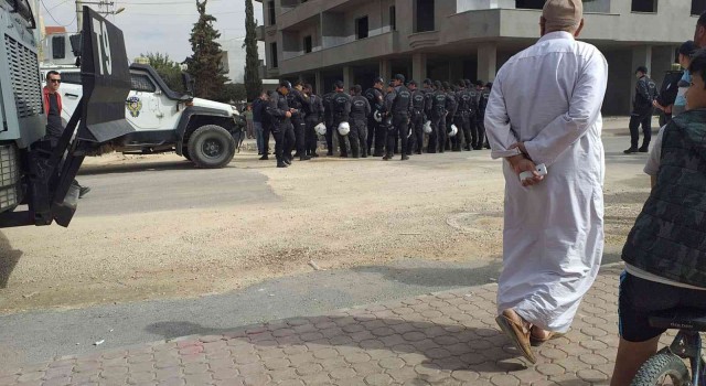 Mardinde Tedaş ekiplerine saldırı: Köylüler aracı ateşe verdi