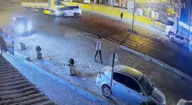 Mardinde tır ile minibüs çarpıştı, yaya son anda kurtuldu
