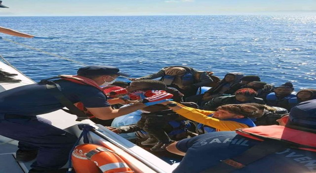 Marmariste 34 düzensiz göçmen kurtarıldı