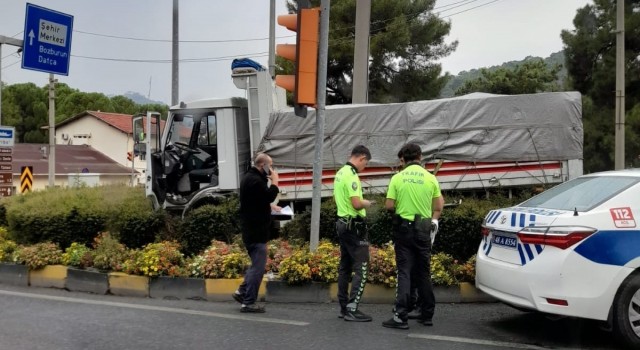 Marmariste freni patlayan kamyon kavşağa çıktı