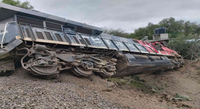 Meksikada tırla çarpışan tren raydan çıktı: 4 yaralı