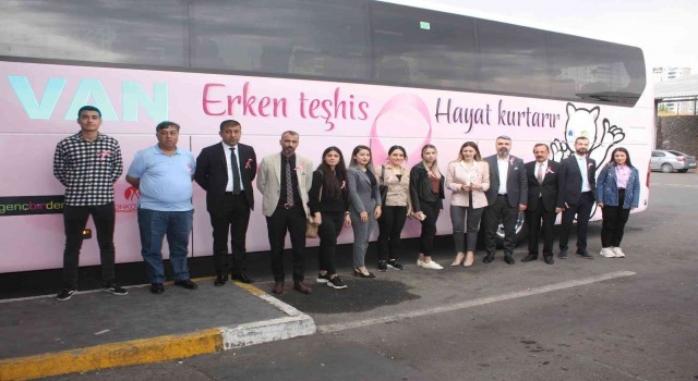 Meme kanserinde farkındalık için pembe otobüs