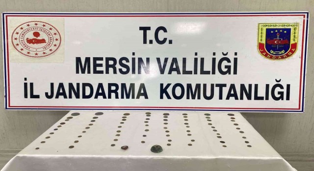 Mersinde 80 bronz sikke ele geçirildi