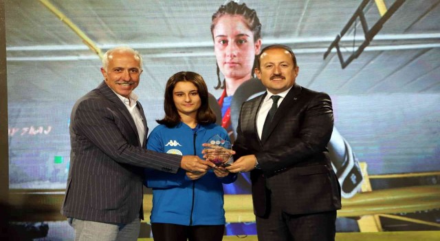Mersinde başarılı sporcular ve kulüpler ödüllendirildi