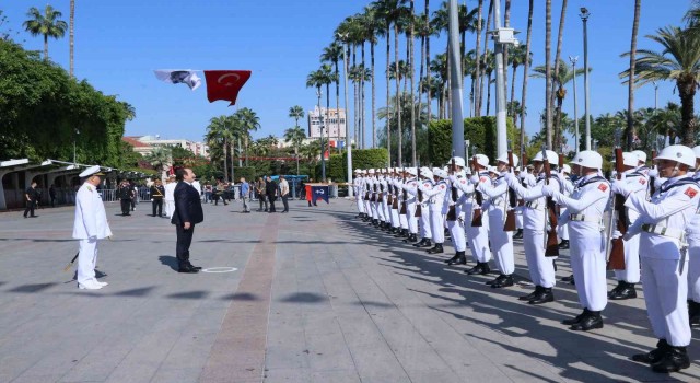 Mersinde Cumhuriyet Bayramı kutlamaları çelenk sunumuyla başladı
