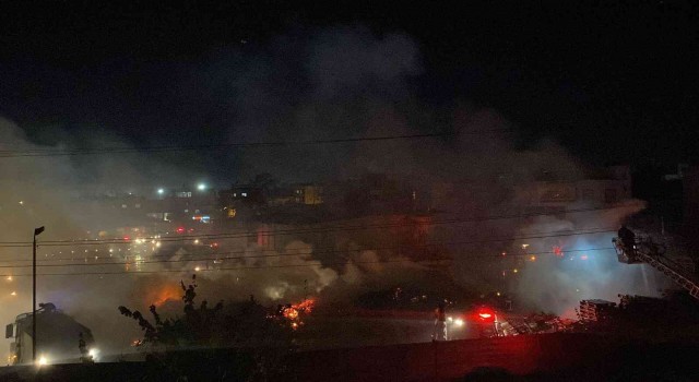Mersinde palet fabrikasındaki yangın kontrol altına alındı