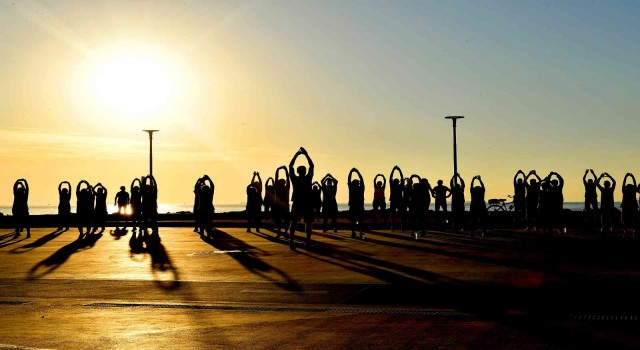 Mersinde vatandaşlar güneşin doğuşunu sporla karşılıyor