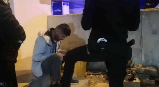 Mezarlıkta feci şekilde dövdüler